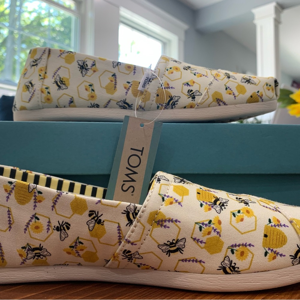 Tom’s floral bee print shoe - Picture 2 of 3